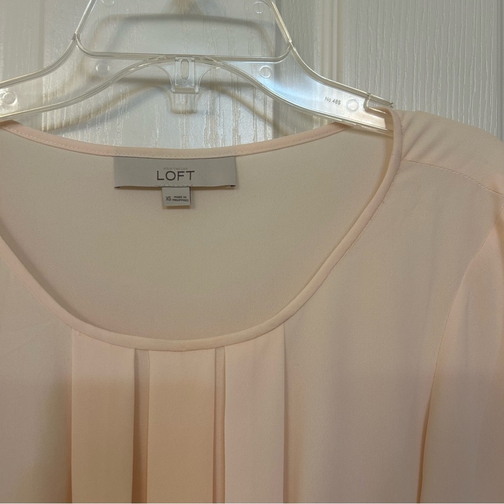 LOFT 3/4 length Sleeve pleated front blouse in Blush Size XS - Picture 3 of 5